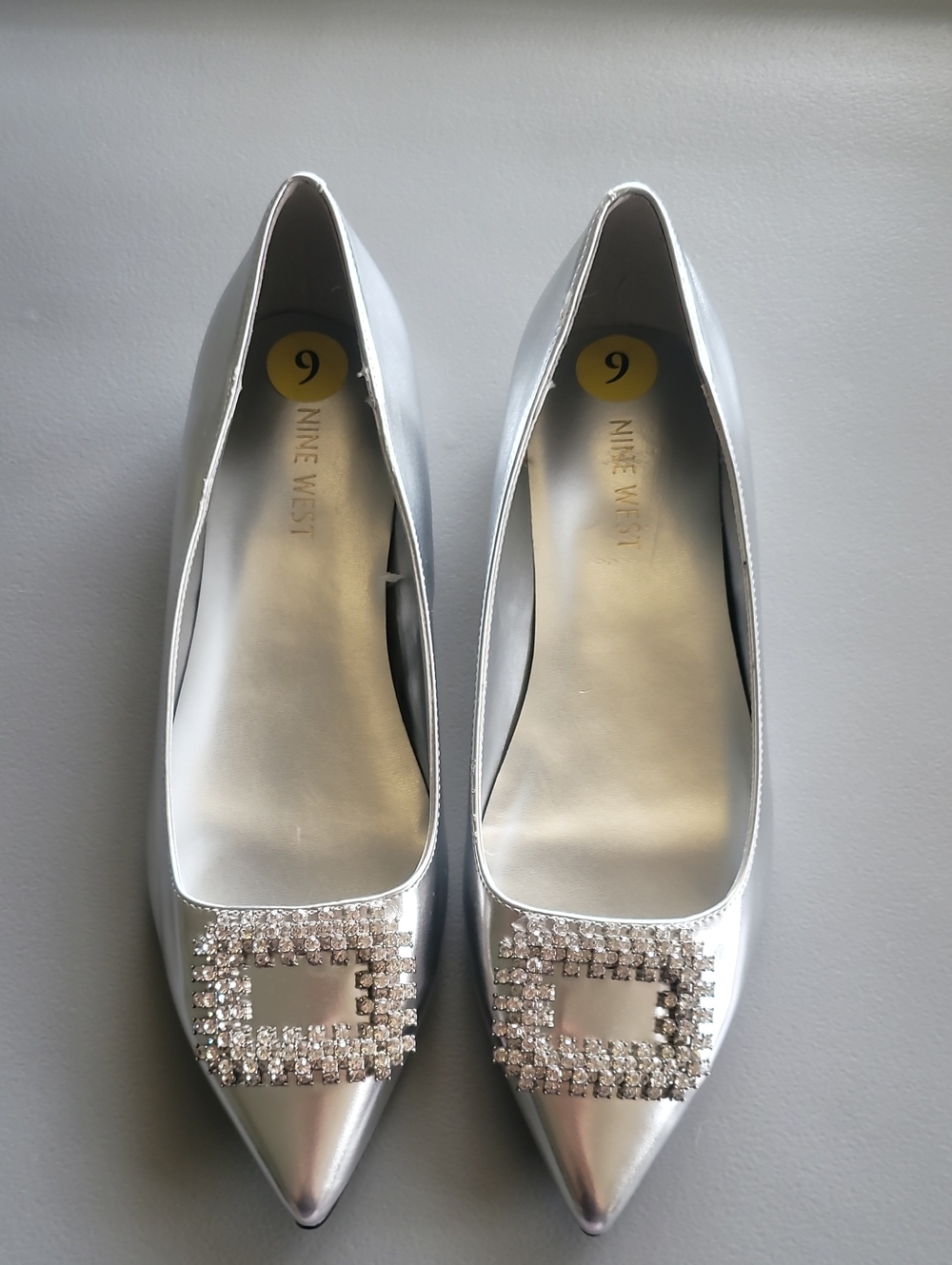 Nine West Metallic Silver Pointed Toe Flats with Rhinestone Buckle Sz 9